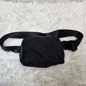 Ododos black sling belt bag.